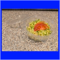 Heerlijke vers huisgemaakte salade Delal.<br>Met ijsbergsla, cole slaw, komkommer en tomaat.